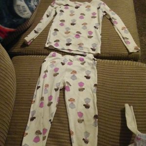 2 pajamas for 5 dollar carter's 4T
